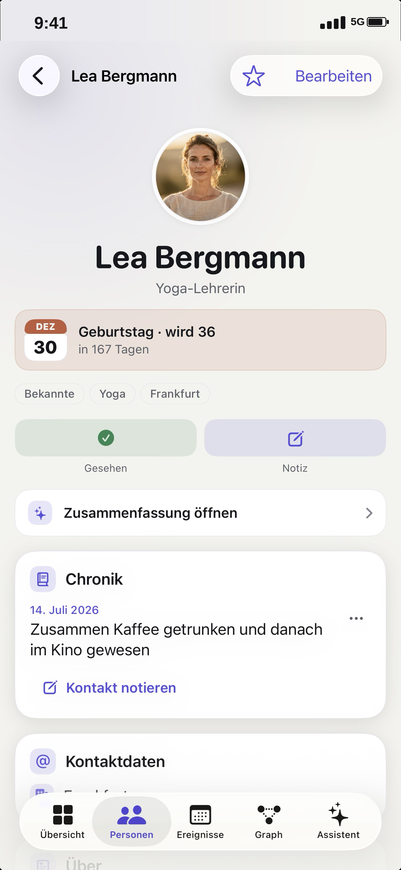 peok App Screenshot: Personenansicht mit Geburtstag, Notizen, Chronik